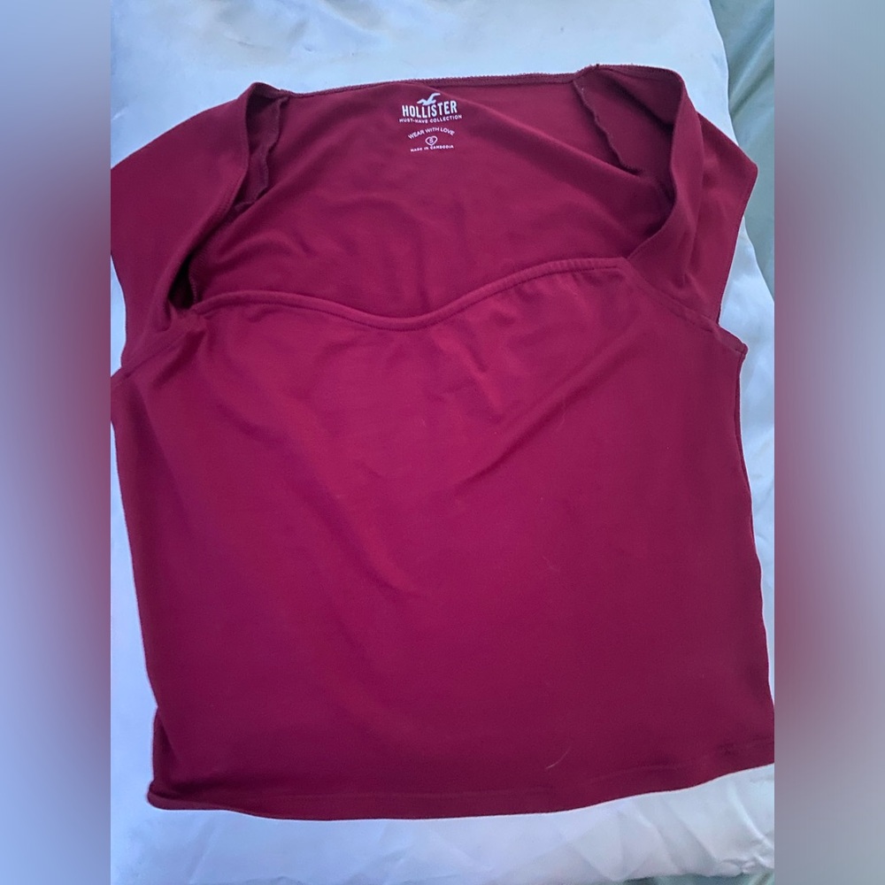 Hollister top, super soft, thick material, i love the shirt but doesn’t fit me